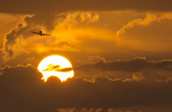 Commercial Aircraft On Approach Above Large Summer Sunrise — Stock Photo, Image