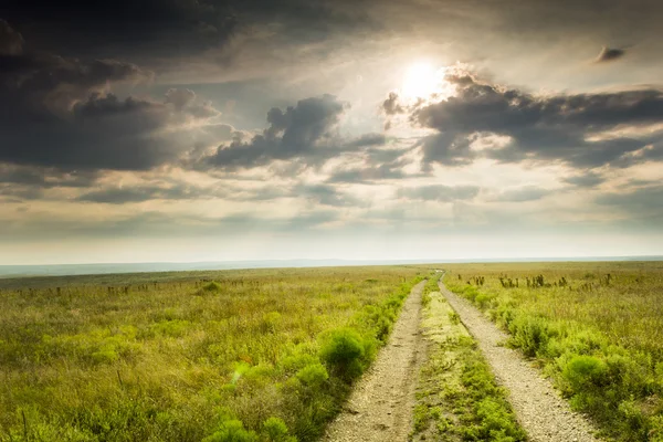 Nascer do sol dramático sobre o Kansas Tallgrass Prairie Preserve National Park — Fotografia de Stock