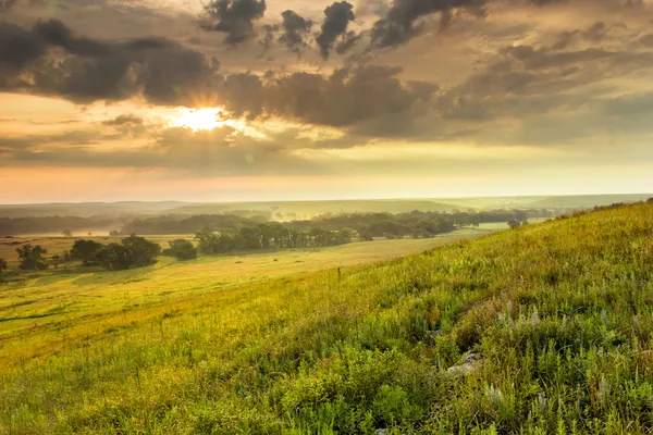 Dramatischer Sonnenaufgang über dem Kansas-Hochgras-Prärie-Nationalpark — Stockfoto