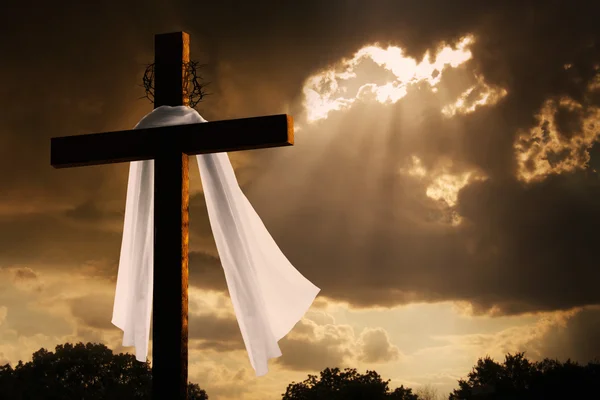 Dramatisk belysning på kristen påsk cross som molnen avbrott Stockbild