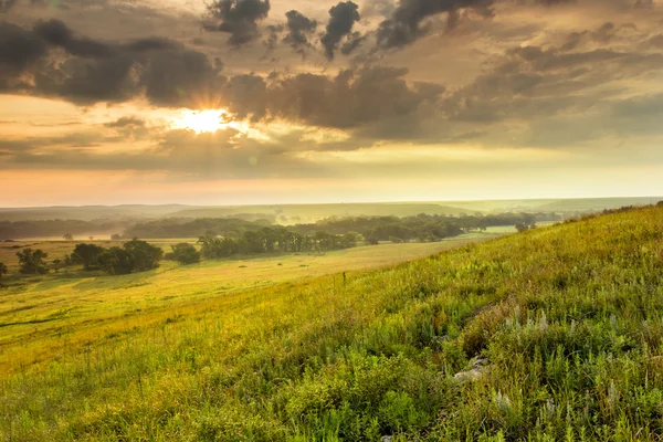 Драматический рассвет над Национальным парком Канзас-Талграсс-Прери Стоковое Изображение
