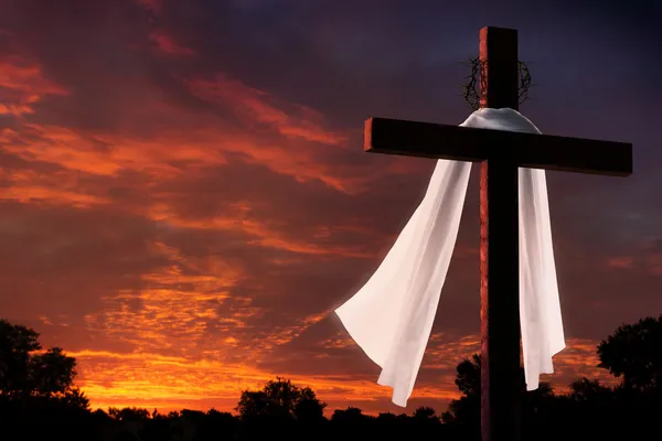 Dramatische verlichting op christelijke Pasen kruisiging cross bij zonsopgang — Stockfoto