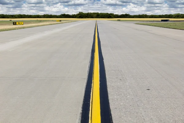 Подиум сельского аэропорта с ярко-жёлтой линией и золотым Уитфилдом — стоковое фото