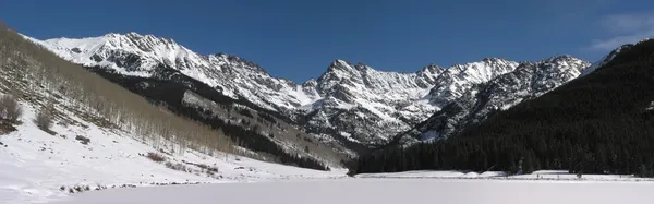 Picos de montaña cubiertos de nieve Imágenes de stock libres de derechos