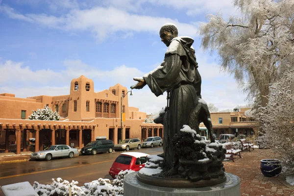 Estatua cubierta de nieve — Foto de Stock