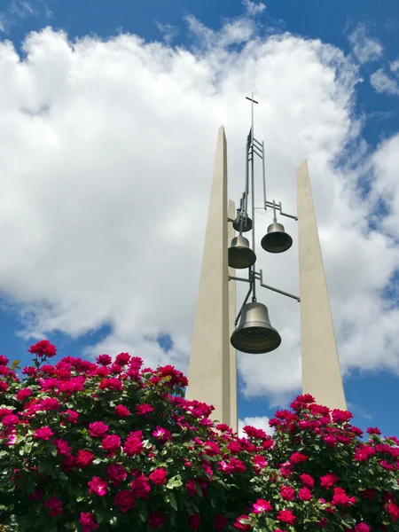 Chruch dzwony i krzyż wieża — Zdjęcie stockowe