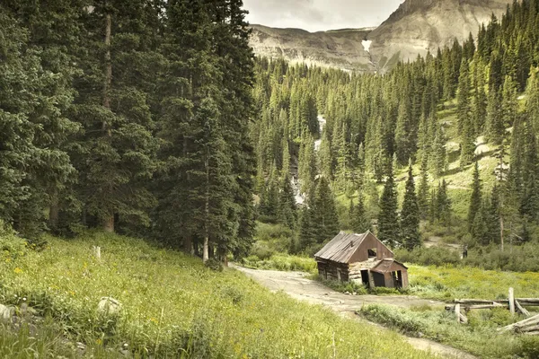 Vieja cabaña minera alta en las montañas Imagen de archivo