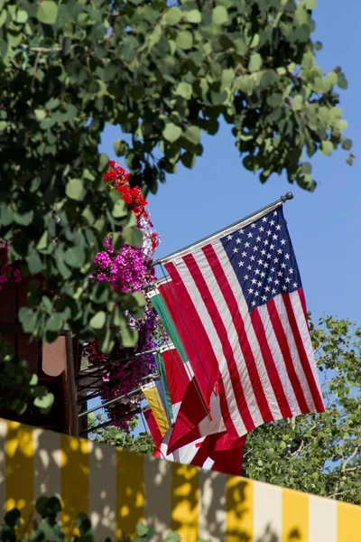 Bandeira dos Estados Unidos pendurada na frente das bandeiras de outros países — Fotografia de Stock