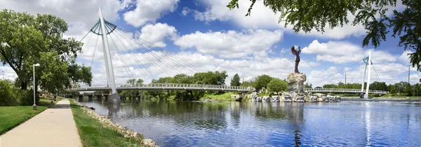 Custode delle pianure Statua e ponte a Wichita Kansas — Foto Stock