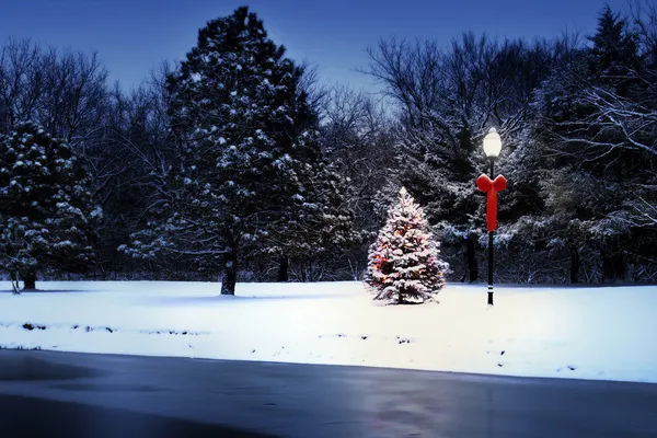 Árvore de lit magicamente brilha brilhantemente na manhã de Natal coberta de neve — Fotografia de Stock