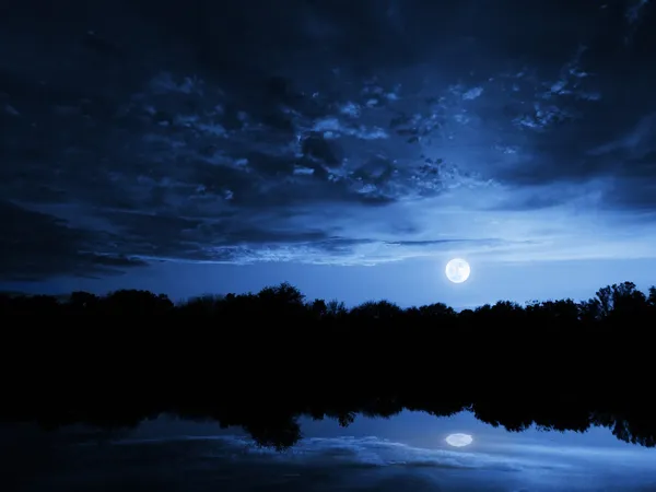 Dramática salida de la luna con Deep Blue Sky Lake reflexiones y nubes — Foto de Stock