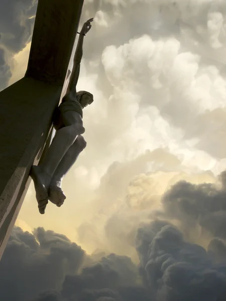 Nuages dramatiques et ciel avec Jésus sur la croix représente sa crucifixion du Vendredi saint — Photo