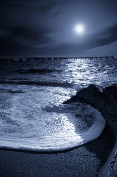 Esta Ilustración Foto Océano Azul Profundo Luna Cielo Noche Con — Foto de Stock