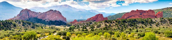 Colorado Springs 'teki Tanrıların Bahçesi' nin güzel manzarası. Kızıl Kaya oluşumları çöl tabanından yüzlerce metre yükseliyor. Uzaktan Pike Tepesi 'ni ve Rocky Dağları' nın güney cephesini görebilirsiniz.. 