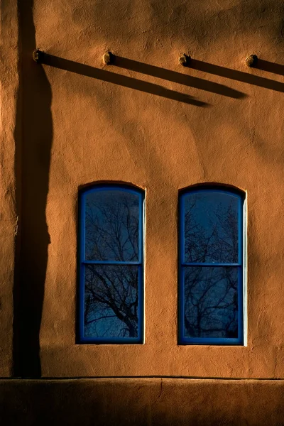 Deep Blue Windows Saturated Adobe Walls Sunrise Makes Beautiful Visual — Foto de Stock