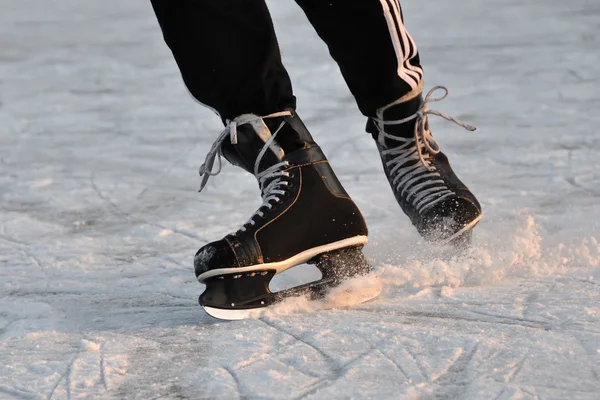 Patinaje sobre hielo agresivo de primer plano — Foto de Stock