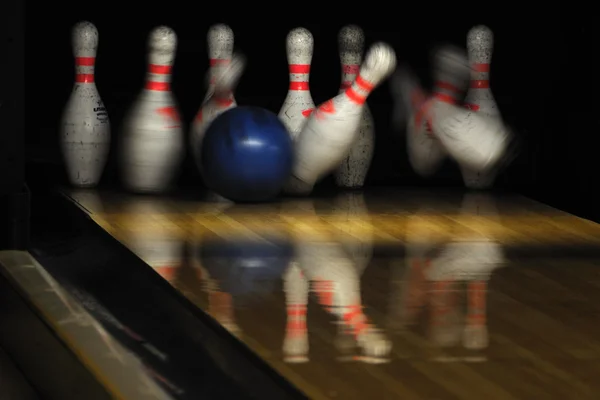 Bolos bola golpeó pines —  Fotos de Stock