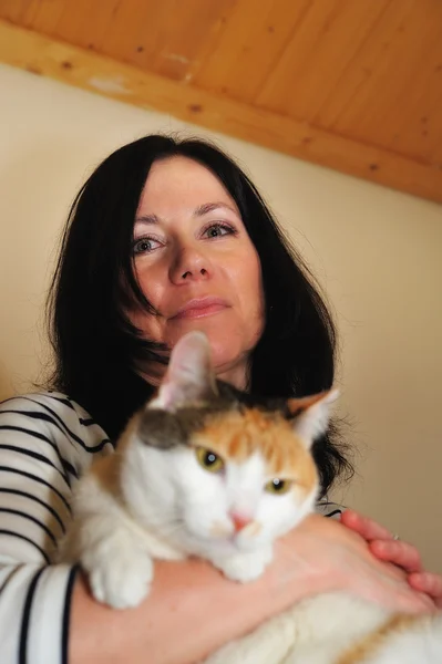 Kobieta z kotem — Zdjęcie stockowe
