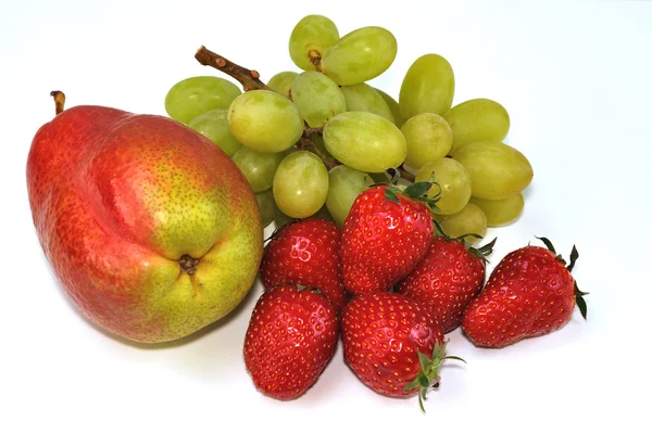 Peras con fresas y uva —  Fotos de Stock