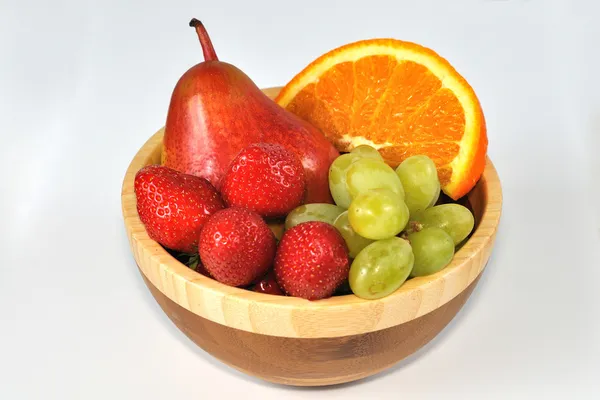 Wymieszać owoce w drewniane naczynia — Zdjęcie stockowe