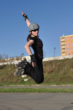 kadın inline paten üzerinde atlar