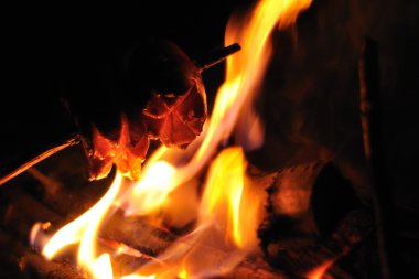 Sosisler yanıyor karanlık gecede kavurma