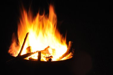 karanlık gece kamp ateşi