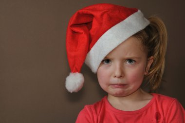 Noel Baba şapkası hüzünlü kız