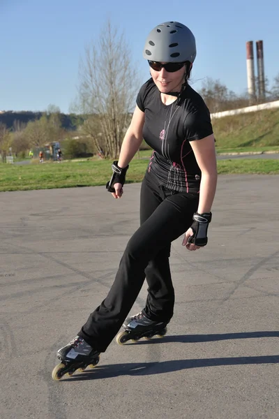 Femme de patinage en ligne — Photo