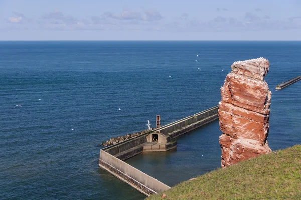 Falaise dans la mer avec vue et horizon du ciel — Photo