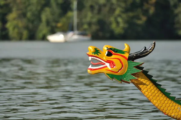 Cabeça de barco dragão na água — Fotografia de Stock