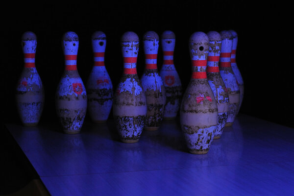 Тенты крупным планом, готовые к боулингу в ультрафиолетовом свете
