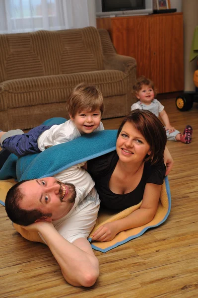 Parents heureux dans le jeu avec leurs enfants — Photo