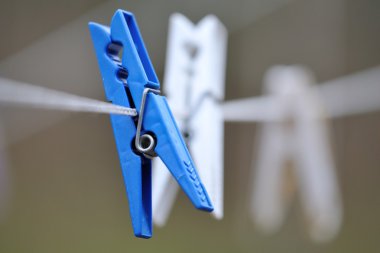 bir kablosu clothespins asmak