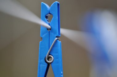 bir kablosu clothespins asmak