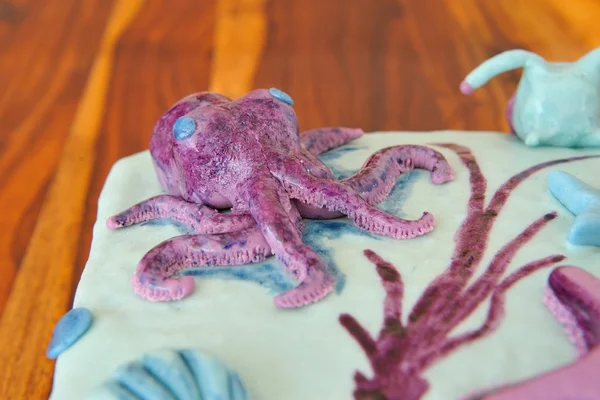 Όμορφη γενέθλια τούρτα στο υποβρύχιο διακόσμηση — Φωτογραφία Αρχείου