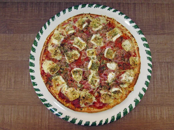 Pizza fraîche savoureuse sur assiette décorée — Photo