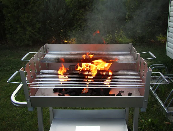 Grill na węgiel drzewny ogień — Zdjęcie stockowe