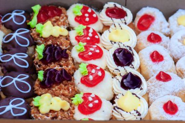 Krema ve şekerle süslenmiş çeşitli çörek..