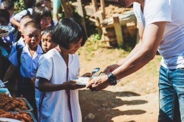 MAE HAI OMKOI CHIANG MAI, THAILAND - 10 HAZİRAN 2019: Gönüllüler Chiang Mai, Tayland 'daki çocuklara öğle yemeği bağışladı