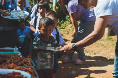 MAE HAI OMKOI CHIANG MAI, THAILAND - 10 HAZİRAN 2019: Gönüllüler Chiang Mai, Tayland 'daki çocuklara öğle yemeği bağışladı