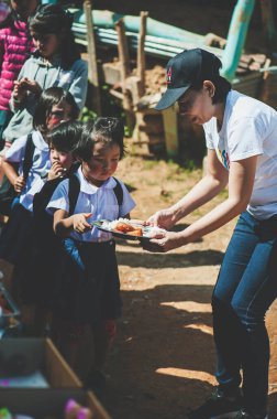 MAE HAI OMKOI CHIANG MAI, THAILAND - 10 HAZİRAN 2019: Gönüllüler Chiang Mai, Tayland 'daki çocuklara öğle yemeği bağışladı