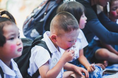 MAE HAI OMKOI CHIANG MAI, THAILAND - 10 HAZİRAN 2019: Çocuklar Chiang Mai, Tayland 'daki bağışlardan gelen lezzetli bir yemeğin tadını çıkarıyorlar