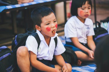 MAE HAI OMKOI CHIANG MAI, THAILAND - 10 HAZİRAN 2019: Çocuklar Chiang Mai, Tayland 'daki bağışlardan gelen lezzetli bir yemeğin tadını çıkarıyorlar