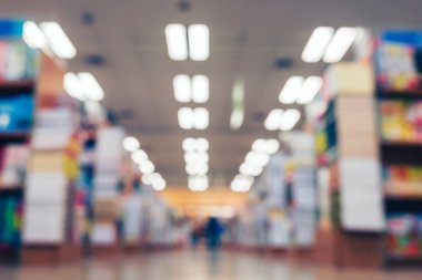 Kütüphanedeki kitaplığın soyut bulanık arkaplanı