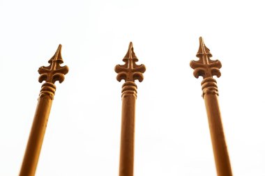 Sivri uçlu çelik tarzı. Tırmanmayı önlemek için çitlere takılmış.