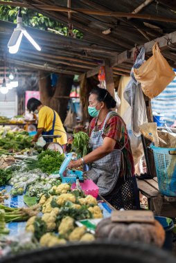 CHIANG MAI, THAILAND - 5 Temmuz 2021: Satıcılar Chiang Mai, Tayland 'daki açık hava bit pazarında kendi tezgahlarında sebze satıyorlar.