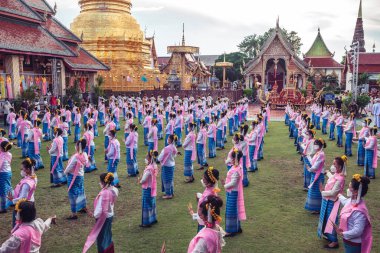 LAMPHUN, THAILAND - 9 Mayıs 2022: Wat Phra, Lamphun Eyaleti 'nde düzenlenen geleneksel Phrathat Banyo Festivali sırasında geleneksel pembeler içinde uzun tırnaklı kadın dansçılar grubu.