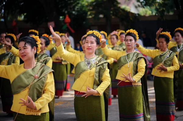 Chiang Mai Thailand November 2018 Asian Women Dressed Yellow Traditional — ストック写真