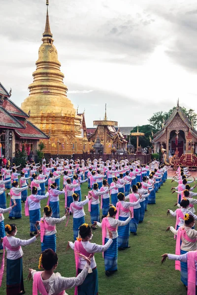 Lamphun Thailand Maio 2022 Grupo Dançarinas Vestindo Unhas Compridas Vestidas — Fotografia de Stock